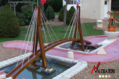 Piste de minigolf avec un grand obstacle: le pont suspendu